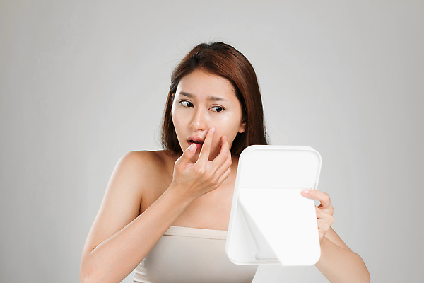 포토 JPG 해외이미지 여자 얼굴 관리 한명 동양인 상반신 성인 앞모습 뷰티 놀람 거울 불안 피부 고민 피부관리 발견 여드름 곤란 심각 자기관리 피부트러블 성인여자한명만 해외포토 1 감정 뷰포인트 컨셉 표정 사람 인종 신체부위 피부질환 여자한명만 성인여자만 파일형식