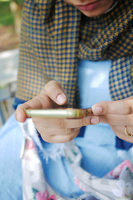 포토 JPG 해외이미지 손 여자 인터넷 비즈니스 통신 모바일 한명 빛 스마트폰 핸드폰 우주 스크린 메시지 스마트 카피스페이스 해외202310 해외포토 1 컨셉 사람 신체부위 전자제품 스마트기기 공백 파일형식