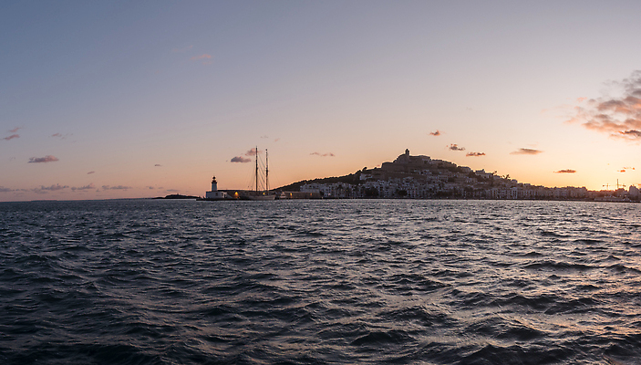 포토 JPG 해외이미지 유럽 바다 분홍색 섬 여행 요트 건축양식 하늘 휴가 거리 주택 풍경 사람없음 건물 물 여름 파란색 도시풍경 컬러풀 뷰티 반사 성당 교회 여행객 마을 항구 흰색 도시 스페인 지중해 타운 스카이라인 랜드마크 명승지 스페인어 옛날 해외202310 해외포토 자연요소 건축물 계절 건축 나라 컬러 배_교통 종교건축 교통시설 사람 파일형식