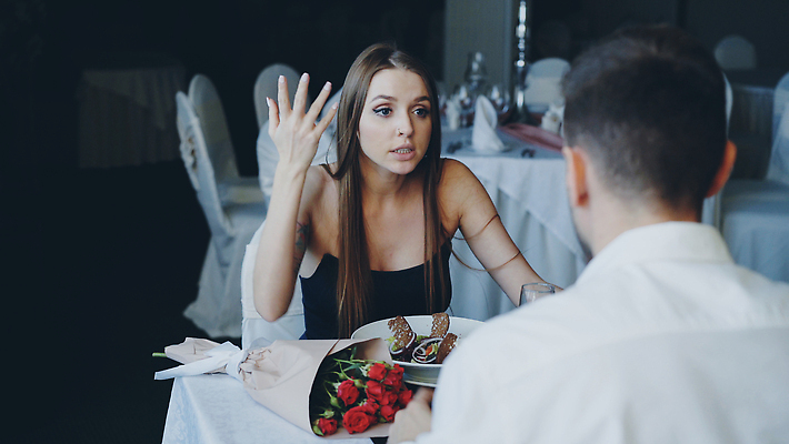 포토 JPG 해외이미지 커플 여자 남자 꽃 감정 꽃다발 데이트 관계 탁자 스트레스 발렌타인데이 앉기 손짓 두명 식당 식사 저녁식사 외침 분노 충돌 다발 싸움 문제 말다툼 부정적 위기 해외202310 해외포토 식물 가구 모션 데이이벤트 사람 상점 소리 파일형식