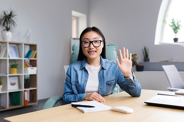 포토 JPG 해외이미지 여자 화분 안경 화초 의자 책장 한명 앉기 상반신 성인 앞모습 노트북 사무실 펜 공책 마우스 스마트 책상 손인사 성인여자한명만 해외202310 해외포토 식물 1 잡화 뷰포인트 가구 컨셉 비즈니스 모션 문구용품 사람 전자제품 필기구 컴퓨터용품 인사 여자한명만 성인여자만 파일형식