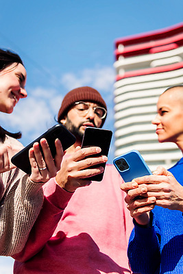 포토 JPG 해외이미지 라이프스타일 여자 남자 행복 인터넷 통신 하늘 모바일 휴식 함께함 관리 3 웃음 사람 성인 가로 세명 파란색 친구 스마트폰 우정 잡기 도시 그룹 연결 결합 전화기 스마트 나눔 온라인 소셜 카피스페이스 해외202310 해외포토 감정 컬러 컨셉 관계 모션 표정 생활 핸드폰 스마트기기 공백 파일형식