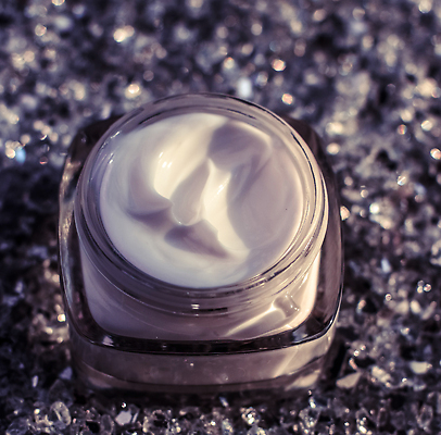 포토 JPG 해외이미지 근접촬영 사람없음 반짝임 고급 피부관리 스킨케어 기초화장품 보라색배경 수분크림 해외202310 해외포토 뷰포인트 백그라운드 컨셉 모션 뷰티 보라색 화장품 파일형식