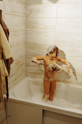 포토 JPG 해외이미지 백인 라이프스타일 행복 감정 얼굴 어린이 신체 놀이 수영장 건강 한명 웃음 물 뷰티 스파 목욕 청결 유치원 거품 기쁨 젖음 욕실 흰색 달콤 떨어짐 위생 빨래 피부 비누 샴푸 샤워실 위생관리 해외202310 해외포토 자연요소 서양인 1 교육 컬러 컨셉 가사 표정 관리 사람 생활 신체부위 위생용품 맛 샤워시설 파일형식