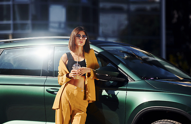 포토 JPG 해외이미지 여자 비즈니스 자동차 한명 들기 상반신 성인 건물 옆모습 선글라스 노란색 기댐 화려 테이크아웃컵 성인여자한명만 해외202310 해외포토 1 건축물 안경 육상교통 뷰포인트 컬러 컨셉 모션 사람 컵 여자한명만 성인여자만 파일형식