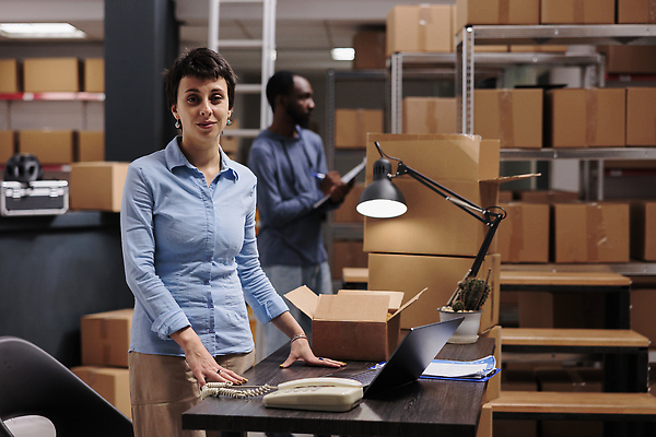 포토 JPG 해외이미지 백인 여자 남자 흑인 노동자 실내 들기 상반신 성인 두명 앞모습 옆모습 상자 작업 물류창고 체크리스트 성인만 해외202310 해외포토 서양인 직업 뷰포인트 모션 사람 내부 창고 파일형식