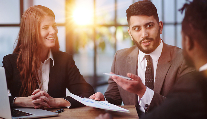 포토 JPG 해외이미지 백인 직업 응시 여자 남자 행복 컨셉 비즈니스 통신 성공 협력 아이디어 함께함 실내 창조 대화 미소 사람 앉기 인종 세명 노트북 컴퓨터 사무실 가리킴 업무 비즈니스맨 그룹 기자 대표 토론 디자이너 스마트 다민족 프로젝트 브레인스토밍 해외202310 해외포토 서양인 시선 감정 모션 표정 말하기 손짓 내부 전자제품 작업 직장인 파일형식