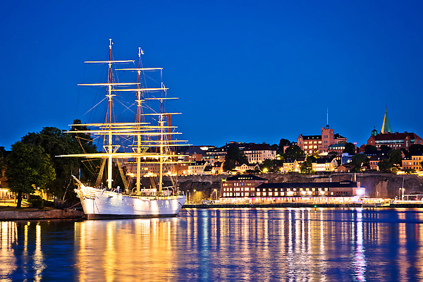포토 JPG 해외이미지 바다 섬 여행 요트 건축양식 거리 주택 항해 파노라마 스웨덴 풍경 해변 사람없음 물 여름 교회 여행객 항구 도시 만 보트 야간 저녁 정사각형 운하 타운 국회 다도해 랜드마크 수도권 스칸디나비아 스톡홀름 채널 해외202310 해외포토 자연요소 도형 계절 건축 배_교통 종교건축 교통시설 촬영기법 북유럽 사람 건물 지역 파일형식