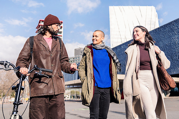 포토 JPG 해외이미지 백인 라이프스타일 옷 여자 남자 행복 휴식 함께함 3 대화 미소 사람 성인 가로 세명 친구 청춘 햇빛 유행 걷기 우정 기쁨 도시 그룹 시원함 채팅 스타일 힙스터 해외202310 해외포토 서양인 패션 감정 컨셉 관계 모션 표정 말하기 생활 태양 파일형식