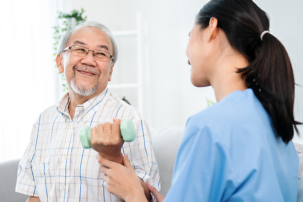 포토 JPG 해외이미지 여자 노년 남자 실내 앉기 동양인 상반신 성인 앞모습 옆모습 치료 실버라이프 건강관리 힘 아령 환자 간호사 잡기 도움 간병인 노후건강 돌봄 돌봄서비스 해외202310 해외포토 직업 라이프스타일 뷰포인트 컨셉 의학 모션 건강 관리 사람 인종 내부 노후 의료진 서비스 파일형식