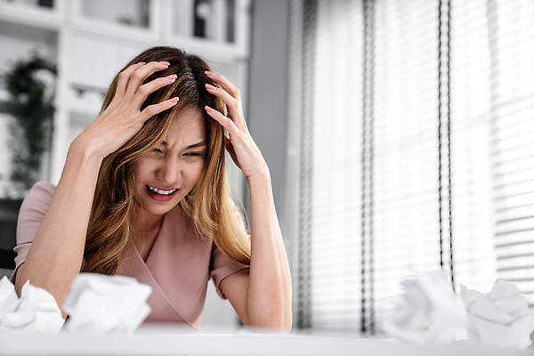 포토 JPG 해외이미지 여자 스트레스 직장 실내 피곤 한명 동양인 정장 상반신 성인 앞모습 업무 블라인드 비즈니스우먼 좌절 문서 바쁨 두통 업무과다 과로 구김 성인여자한명만 해외202310 해외포토 1 옷 감정 뷰포인트 컨셉 회사 비즈니스 모션 사람 인종 내부 작업 커튼 직장인 질병 여자한명만 성인여자만 파일형식