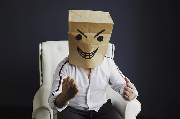 포토 JPG 해외이미지 남자 얼굴 표정 한명 앉기 상반신 성인 앞모습 소파 종이봉투 주먹 기쁨 가림 성인남자한명만 해외202310 해외포토 1 감정 뷰포인트 의자 모션 봉투 사람 신체부위 남자한명만 성인남자만 파일형식