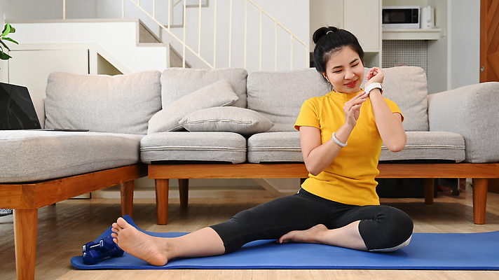 포토 JPG 해외이미지 전신 여자 쿠션 난간 실내 한명 성인 운동복 소파 건강관리 계단 스트레칭 아령 매트 스마트워치 성인여자한명만 홈트레이닝 해외202310 해외포토 1 옷 의자 건강 관리 사람 내부 스마트기기 운동 웨어러블 여자한명만 성인여자만 파일형식