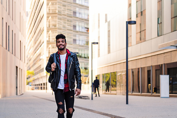 포토 JPG 해외이미지 1 학생 라이프스타일 남자 행복 비즈니스 배낭 성공 한명 미소 사람 소년 20대 야외 가로 청춘 유행 걷기 검은색 도시 도심 시원함 대학교 긍정 히스패닉 스타일 힙스터 카피스페이스 밀레니얼 해외202310 해외포토 패션 감정 어린이 컬러 컨셉 가방 학교 모션 표정 청년 생활 경제 공백 파일형식