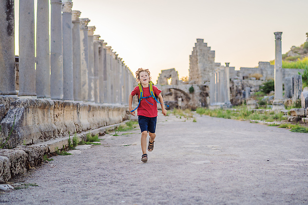 포토 JPG 해외이미지 손 아들 여행 의자 건축양식 배낭 가족 거리 미술 한명 풍경 소년 건물 파란색 여행객 경기장 골동품 바위 기둥 도시 역사 극장 발굴 그리스 분수 폐허 박물관 타운 칠면조 그리스인 고고학 랜드마크 로마인 옛날 원형극장 파멸 해외202310 해외포토 서양인 1 건축물 교육 남자 건축 유럽 어린이 컬러 가구 컨셉 가방 스포츠시설 관계 조류 문화예술 사람 인종 신체부위 돌_바위 파일형식 소멸