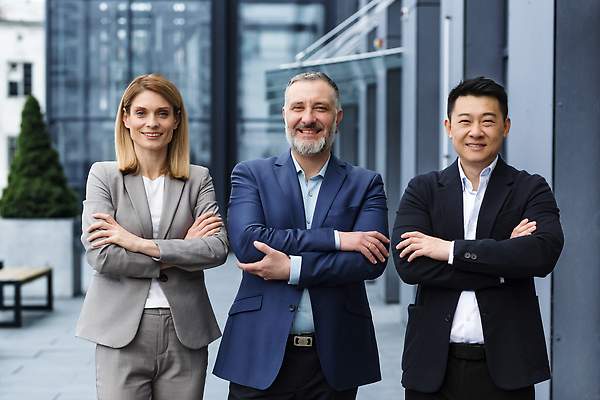 포토 JPG 해외이미지 여자 남자 중년 회사 함께함 정장 상반신 성인 앞모습 세명 팔짱 비즈니스맨 비즈니스우먼 동료 해외202310 해외포토 옷 뷰포인트 컨셉 비즈니스 관계 모션 사람 직장인 파일형식