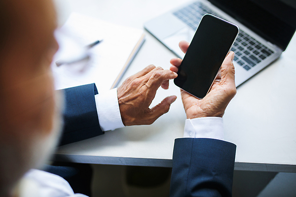 포토 JPG 해외이미지 노년 남자 한명 들기 앉기 정장 상반신 노트북 실버라이프 스마트폰 사무실 업무 비즈니스맨 책상 실버취업 노인남자한명만 해외202310 해외포토 1 라이프스타일 옷 가구 비즈니스 모션 사람 성인 전자제품 핸드폰 스마트기기 구직 작업 직장인 남자한명만 노인남자만 파일형식