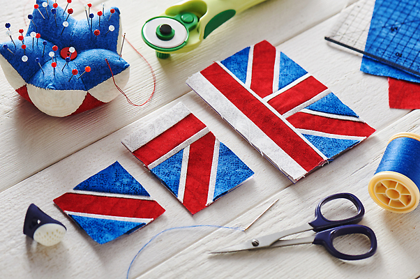 포토 JPG 해외이미지 패턴 장신구 영국 잉글랜드 자 취미 사람없음 쌓기 매트 도구 깃발 직물 면 바늘 실 바느질 천 회전 실타래 골무 커터 퀼트 핸드메이드 해외202310 해외포토 유럽 무늬 모션 문구용품 파일형식