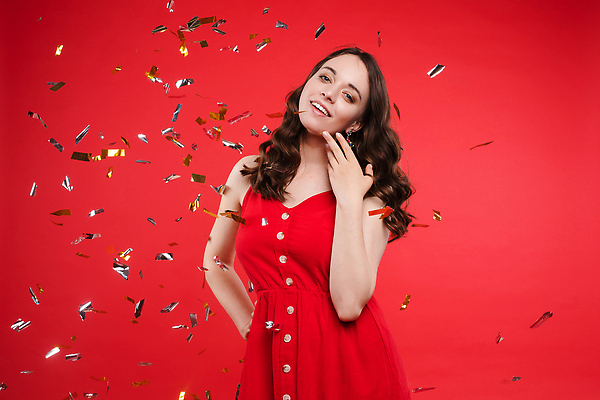 포토 JPG 해외이미지 모델 라이프스타일 응시 드레스 행복 감정 포즈 백그라운드 휴가 새해 갈색머리 실내 선물 사랑 한명 웃음 장식 가로 빨간색 반짝임 뷰티 유행 놀람 봄 꿈 축하 생일 화려 다발 공상 고립 스타일 카피스페이스 해외202310 해외포토 1 헤어스타일 시선 옷 계절 기념일 컬러 컨셉 모션 표정 사람 내부 생활 공백 파일형식