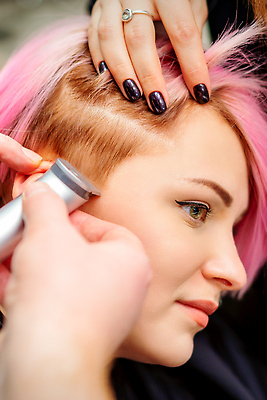 포토 JPG 해외이미지 여자 분홍색 짧은머리 한명 상반신 성인 옆모습 머리카락 미용실 미용사 머리손질 바리깡 성인여자한명만 해외202310 해외포토 직업 1 헤어스타일 뷰포인트 컬러 사람 뷰티 머리 뷰티샵 여자한명만 성인여자만 파일형식