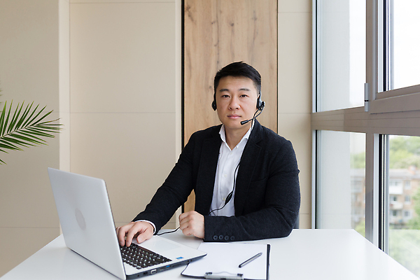 포토 JPG 해외이미지 직업 학생 응시 교육 남자 행복 아시아 인터넷 비즈니스 회의 노동자 직장 대화 한명 사람 동양인 정장 노트북 컴퓨터 사무실 판매 카메라 헤드폰 업무 작업 비즈니스맨 자신감 중개인 고객 동료 서비스 경영자 면접 텔레마케팅 부름 온라인 동영상 운영자 지원 웨비나 해외202310 해외포토 1 시선 옷 감정 나라 음향기기 회사 관계 모션 말하기 인종 전자제품 직장인 서비스업 리더 세미나 파일형식 언택트