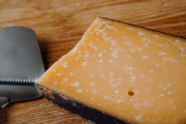 포토 JPG 해외이미지 전통 음식 조각 백그라운드 재료 부분 탁자 치즈 실내 건강 요리 사람없음 목재 노란색 이탈리아 수확 흰색 신선 조미료 칼 맛 아침식사 상품 자르기 유기농 아로마 덩어리 고립 옛날 맛있는 해외202310 해외포토 나무 웰빙 유럽 컬러 가구 컨셉 농업 모션 유제품 내부 식사 향미료 파일형식