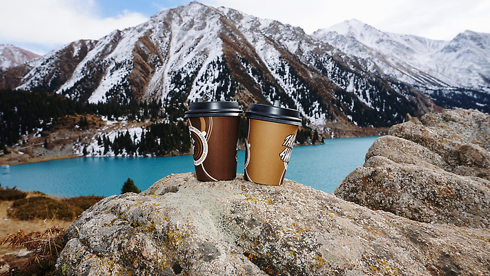 포토 JPG 해외이미지 구름 종이 호수 커피 음료 여행 겨울 자연 하늘 아침 휴가 산 사람 풍경 사람없음 야외 컵 물 파란색 갈색 검은색 고요 카페 머그컵 추위 뜨거움 차 일회용 승합차 서비스 빙하 팔 카푸치노 에스프레소 내추럴 판지 따뜻한음료 라떼 눈내림 해외202310 해외포토 주간 자연요소 식기 계절 컬러 승용차 눈_날씨 신체부위 상점 생태계 파일형식