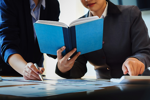 포토 JPG 해외이미지 백인 직업 행복 비즈니스 사업가 통신 협력 설계 아이디어 직장 함께함 실내 대화 서기 사람 앉기 두명 가로 노트북 컴퓨터 사무실 듣기 업무 작업 비즈니스맨 비즈니스우먼 발표 그룹 대표 토론 디자이너 책상 동료 경영자 해결 프로젝트 브레인스토밍 해외202310 해외포토 서양인 여자 남자 감정 가구 컨셉 회사 관계 모션 말하기 내부 전자제품 직장인 리더 파일형식