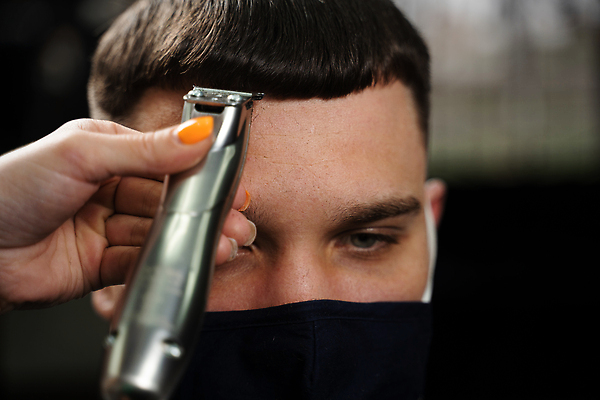 포토 JPG 해외이미지 직업 라이프스타일 헤어스타일 남자 행복 얼굴 비즈니스 수염 가면 사람 두명 유행 상점 잡기 붓 업무 미용사 이발 자르기 고객 콧수염 서비스 면도기 주인 몸단장 이발소 다듬기 돌봄 스타일리스트 스타일링 이발사 스타일 힙스터 코로나바이러스 해외202310 해외포토 패션 감정 모션 생활 신체부위 위생용품 작업 바이러스 뷰티샵 파일형식