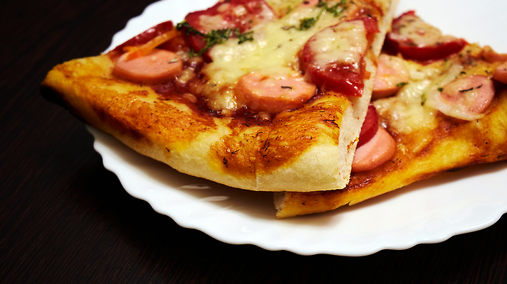 포토 JPG 해외이미지 접시 음식 토마토 부분 탁자 치즈 피자 패스트푸드 요리 사람없음 빨간색 주방 식당 저녁식사 이탈리아 껍질 흰색 신선 뜨거움 굽기 먹기 속도 매움 칼로리 점심식사 모짜렐라치즈 페퍼로니 피자집 핸드메이드 맛있는 해외202310 해외포토 식기 유럽 컬러 가구 채소 모션 유제품 서양음식 상점 식사 소시지 맛 인스턴트 구이 파일형식