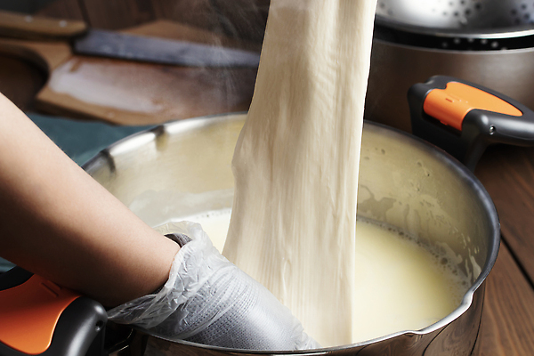 포토 JPG 해외이미지 손 여자 음식 노동자 치즈 따뜻함 건강 요리 사람없음 농장 식당 이탈리아 우유 흰색 신선 뜨거움 당기기 닫기 냄비 농부 상품 수증기 유기농 만들기 온도 밀가루반죽 내추럴 공예가 모짜렐라치즈 방법 핸드메이드 해외202310 해외포토 직업 웰빙 유럽 컬러 농업 모션 유제품 사람 신체부위 상점 솥 반죽 파일형식