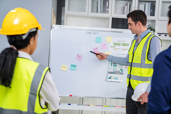 포토 JPG 해외이미지 여자 남자 회의 협력 책장 상반신 성인 옆모습 세명 사무실 직장인 엔지니어 안전모 화이트보드 안전조끼 성인만 해외202310 해외포토 직업 뷰포인트 가구 비즈니스 사람 기술자 헬멧 안전장비 파일형식