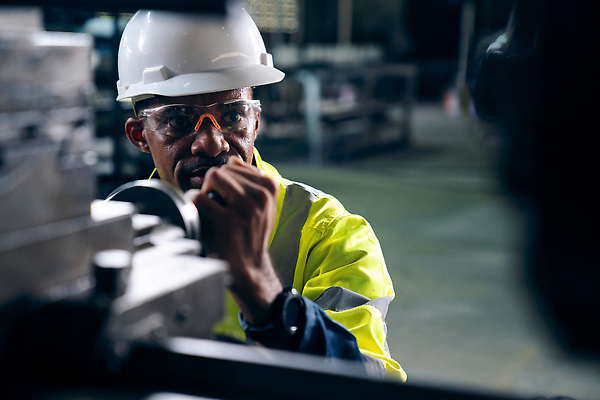 포토 JPG 해외이미지 남자 산업 공장 노동자 작업복 한명 상반신 성인 기계 과학기술 잡기 작업 엔지니어 소프트포커스 안전모 성인남자한명만 해외202310 해외포토 직업 1 옷 공업 모션 기술 촬영기법 사람 기술자 헬멧 안전장비 남자한명만 성인남자만 파일형식