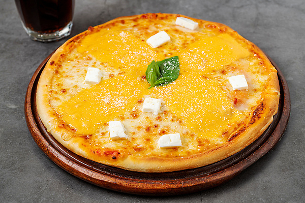 포토 JPG 해외이미지 잔 사람없음 레스토랑 콜라 바질 나무쟁반 모짜렐라치즈 조각치즈 치즈피자 파마산치즈 해외포토 식기 조각 치즈 피자 쟁반 목재 식당 탄산음료 파일형식