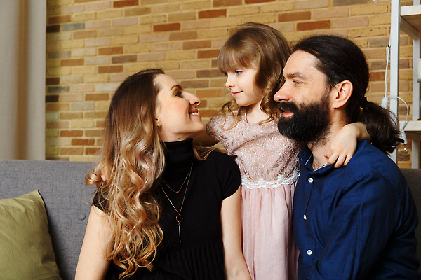 포토 JPG 해외이미지 백인 여자 남자 딸 행복 감정 어린이 가족 포옹 엄마 남편 주택 함께함 실내 3 사랑 사람 앉기 성인 내부 두명 세명 부모 소파 뷰티 임산부 임신 아기 아내 아빠 해외202310 해외포토 서양인 컨셉 의자 관계 안기 모션 건물 파일형식