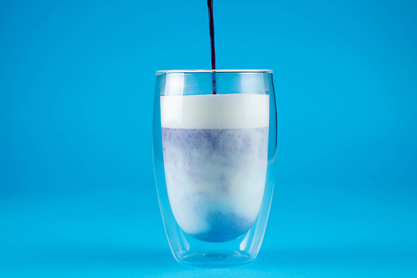 포토 JPG 해외이미지 라이프스타일 음료 유리 건강 사람없음 파란색 보라색 거품 우유 흰색 신선 칵테일 붓기 맛 쉐이크 라떼 스무디 채식주의자 비건 해외202310 해외포토 커피 컬러 컨셉 모션 재질 유제품 주류 생활 채식 파일형식