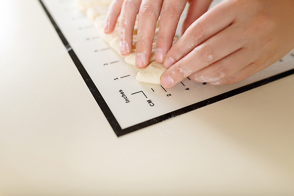 포토 JPG 해외이미지 손 조각 도마 신체부위 계산 준비 반죽 밀가루 계량 해외202310 해외포토 주방용품 사람 가루 파일형식