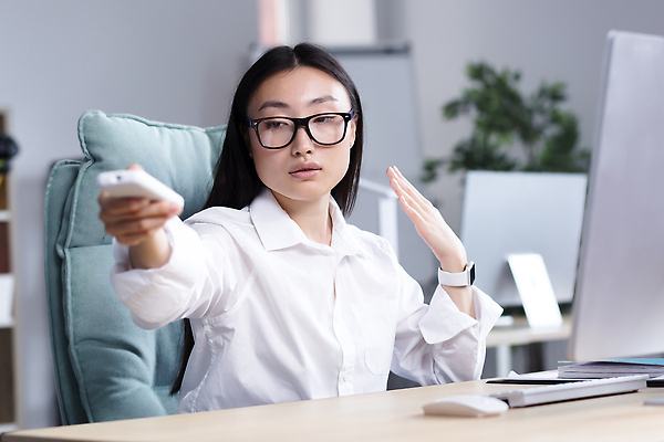 포토 JPG 해외이미지 여자 화분 안경 화초 의자 한명 들기 앉기 상반신 성인 옆모습 사무실 모니터 키보드 마우스 누름 더위 리모컨 스마트 책상 스마트워치 성인여자한명만 해외202310 해외포토 식물 1 잡화 뷰포인트 가구 컨셉 비즈니스 모션 날씨 사람 스마트기기 컴퓨터 컴퓨터용품 웨어러블 여자한명만 성인여자만 파일형식