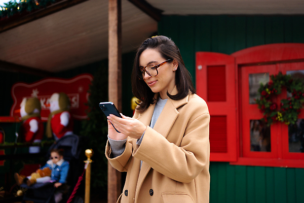 포토 JPG 해외이미지 1 라이프스타일 여자 행복 안경 크리스마스 사업가 통신 모바일 거리 갈색머리 한명 서기 사람 성인 야외 30대 스마트폰 핸드폰 코트 잡기 도시 자신감 메시지 우아함 연결 긍정 온라인 소셜미디어 터치스크린 스타일 해외202310 해외포토 직업 헤어스타일 잡화 기념일 감정 컨셉 모션 생활 장년 전자제품 스마트기기 외투 파일형식
