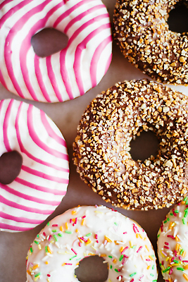 포토 JPG 해외이미지 사람없음 장식 줄무늬 도넛 달콤 초코맛 스프링클 해외202310 해외포토 무늬 디저트 초콜릿 맛 파일형식