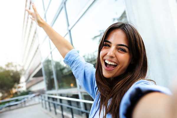 포토 JPG 해외이미지 백인 학생 라이프스타일 응시 여자 교육 행복 인터넷 모바일 갈색머리 한명 사람 야외 10대 스마트폰 핸드폰 카메라 기쁨 도시 셀프카메라 무선전화기 신학기 흥분 대학교 긍정 온라인 소셜미디어 영상통화 크리에이터 해외202310 해외포토 서양인 직업 1 헤어스타일 시선 감정 컨셉 학교 청소년 생활 전자제품 스마트기기 사진촬영 전화기 통화 파일형식 1인미디어