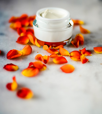 포토 JPG 해외이미지 꽃잎 사람없음 고급 피부관리 스킨케어 기초화장품 수분크림 해외202310 해외포토 꽃 컨셉 뷰티 화장품 파일형식