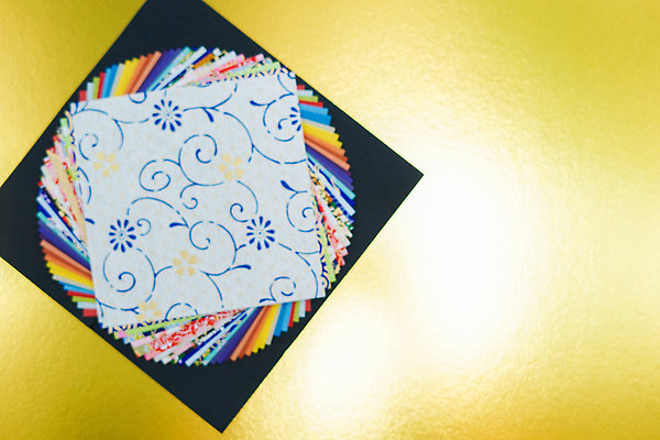 포토 JPG 해외이미지 감정 종이 패턴 미술 사람없음 컬러풀 사무용품 맛 포장지 질감 종이접기 가면무도회 강렬 해외202310 해외포토 컬러 컨셉 무늬 포장 문화예술 문구용품 무도회 접기 파일형식