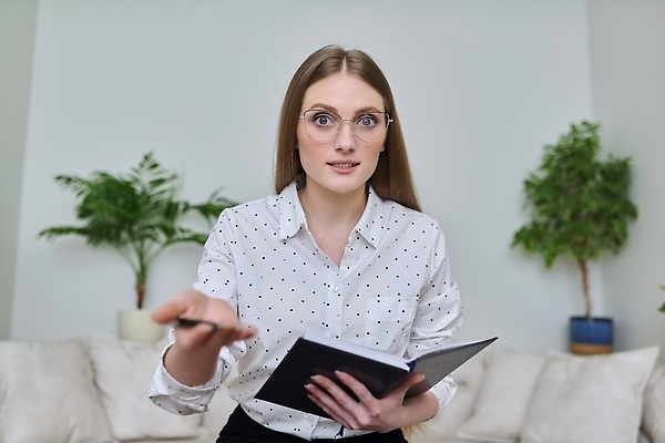 포토 JPG 해외이미지 응시 여자 안경 얼굴 인터넷 비즈니스 사업가 통신 주택 표정 대화 한명 금발 사무실 카메라 교사 듣기 시간 업무 작업 비즈니스우먼 토론 질문 경영자 면접 동영상 변호사 답변 심각 화상통화 회계사 해외202310 해외포토 직업 1 헤어스타일 시선 잡화 컨셉 모션 말하기 사람 건물 신체부위 전자제품 직장인 리더 통화 파일형식