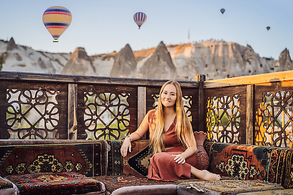 포토 JPG 해외이미지 전신 여자 여행 난간 한명 앉기 성인 야외 로맨틱 열기구 성인여자한명만 튀르키예 해외202310 해외포토 1 아시아 컨셉 항공교통 모션 사람 여자한명만 성인여자만 파일형식