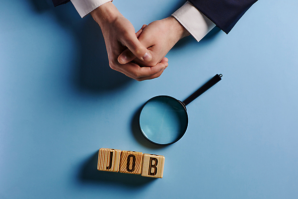 포토 JPG 해외이미지 직업 손 알파벳 비즈니스 텍스트 돋보기 아이디어 신체부위 파란색 단어 나무블록 카피스페이스 해외202310 해외포토 문자 영어 컬러 컨셉 사람 목재 공백 블록 파일형식