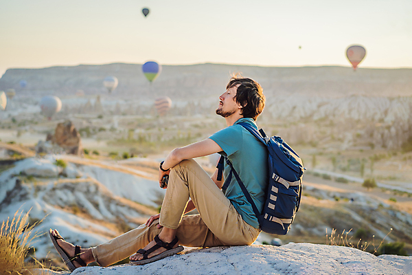 포토 JPG 해외이미지 전신 남자 여행 배낭 하늘 한명 앉기 풍경 성인 옆모습 로맨틱 열기구 성인남자한명만 튀르키예 해외202310 해외포토 1 아시아 뷰포인트 컨셉 가방 항공교통 모션 사람 남자한명만 성인남자만 파일형식