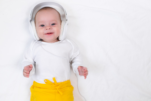 포토 JPG 해외이미지 백인 라이프스타일 여자 남자 행복 얼굴 어린이 음악 컬러 이어폰 백그라운드 주택 한명 미소 사람 소년 파란색 뷰티 헤드폰 소리 기쁨 듣기 장비 흰색 아기 신생아 작음 오디오 결백 고립 해외202310 해외포토 서양인 1 감정 음향기기 모션 문화예술 표정 건물 생활 신체부위 전자제품 크기 파일형식