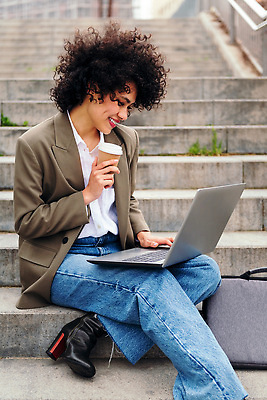 포토 JPG 해외이미지 직업 1 학생 라이프스타일 여자 교육 행복 커피 인터넷 비즈니스 사업가 통신 성공 한명 사람 앉기 20대 성인 야외 세로 30대 노트북 학습 컴퓨터 사무실 계단 공책 도시 작업 비즈니스우먼 연결 멀리 히스패닉 온라인 프리랜서 카피스페이스 해외202310 해외포토 감정 음료 컨셉 모션 문구용품 청년 생활 장년 전자제품 공백 직장인 파일형식