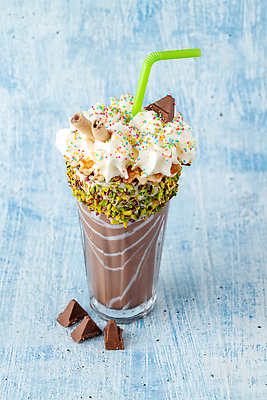 포토 JPG 해외이미지 백그라운드 잔 바나나 빨대 사람없음 파란색 과자 초콜릿 견과류 달콤 생크림 와플 밀크쉐이크 해외202310 해외포토 식기 컬러 과일 디저트 맛 크림 쉐이크 파일형식